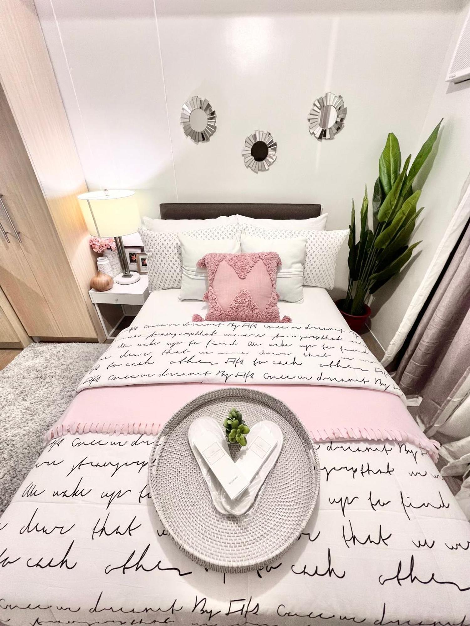 Crown Asia Tagaytay City Екстериор снимка